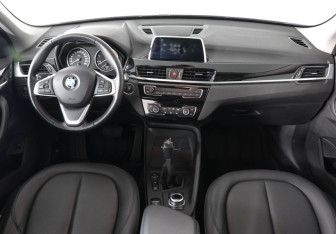 Подержанный автомобиль BMW X1 2017 года (11 фото)
