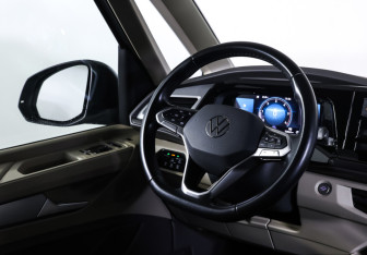 Подержанный автомобиль Volkswagen Multivan 2022 года (17 фото)