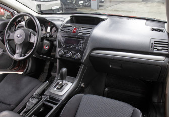 Подержанный автомобиль Subaru XV 2012 года (12 фото)