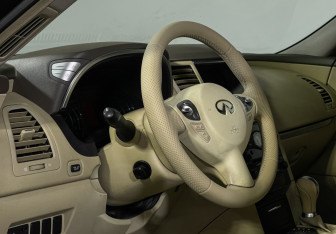 Подержанный автомобиль Infiniti FX 2009 года (13 фото)