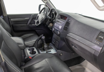 Подержанный автомобиль Mitsubishi Pajero 2008 года (9 фото)