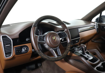 Подержанный автомобиль Porsche Cayenne 2021 года (13 фото)