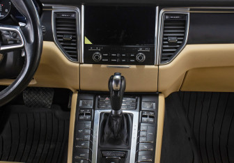 Подержанный автомобиль Porsche Macan 2017 года (15 фото)