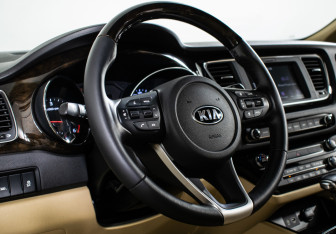 Подержанный автомобиль Kia Carnival 2019 года (15 фото)