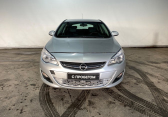Подержанный автомобиль Opel Astra Hatchback 2012 года (2 фото)
