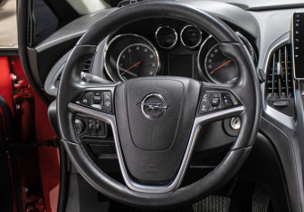 Подержанный автомобиль Opel Astra Hatchback 2012 года (17 фото)