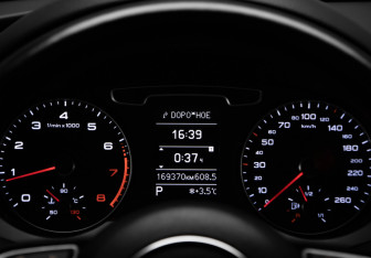 Подержанный автомобиль Audi Q3 2012 года (11 фото)