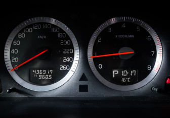 Подержанный автомобиль Volvo S60 2006 года (11 фото)