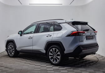 Подержанный автомобиль Toyota RAV4 2020 года (3 фото)