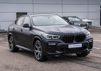 Подержанный автомобиль BMW X6 2020 года (3 фото)