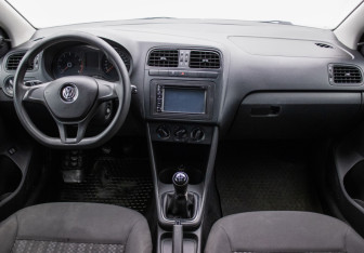 Подержанный автомобиль Volkswagen Polo Sedan 2016 года (13 фото)