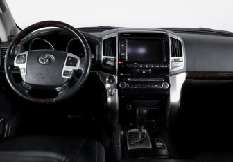 Подержанный автомобиль Toyota Land Cruiser Suv 2014 года (12 фото)