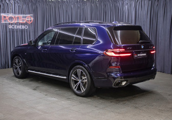 Подержанный автомобиль BMW X7 2022 года (7 фото)