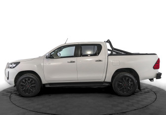 Подержанный автомобиль Toyota Hilux 2020 года (8 фото)