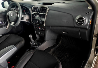 Подержанный автомобиль Renault Logan Sedan 2014 года (12 фото)