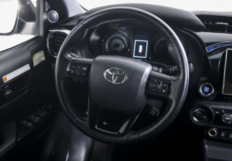 Подержанный автомобиль Toyota Hilux 2020 года (16 фото)
