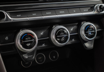 Подержанный автомобиль Genesis G70 2021 года (14 фото)