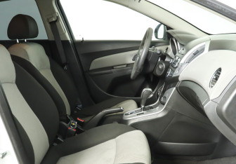 Подержанный автомобиль Chevrolet Cruze Sedan 2014 года (12 фото)