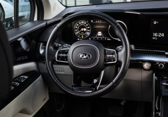 Подержанный автомобиль Kia Carnival 2021 года (18 фото)