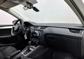 Подержанный автомобиль Skoda Octavia Liftback 2018 года (13 фото)