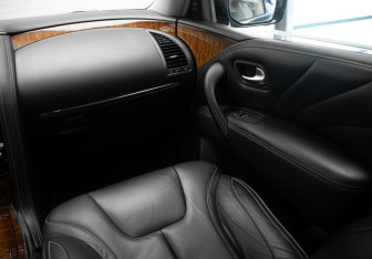 Подержанный автомобиль Infiniti QX80 2017 года (25 фото)
