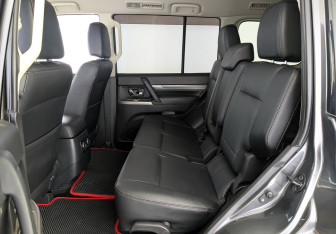 Подержанный автомобиль Mitsubishi Pajero 2017 года (10 фото)