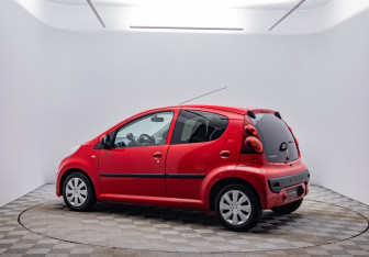 Подержанный автомобиль Peugeot 107 2012 года (7 фото)