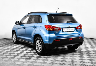 Подержанный автомобиль Mitsubishi ASX 2011 года (7 фото)