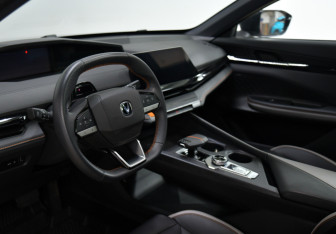 Подержанный автомобиль Changan UNI-V 2023 года (7 фото)
