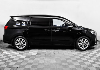 Подержанный автомобиль Kia Carnival 2018 года (4 фото)