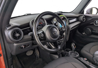 Подержанный автомобиль MINI Hatch 2019 года (18 фото)