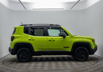 Подержанный автомобиль Jeep Renegade 2017 года (4 фото)