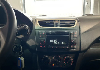 Подержанный автомобиль Suzuki Swift Hatchback 2011 года (14 фото)