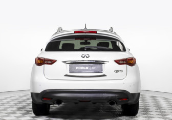 Подержанный автомобиль Infiniti QX70 2016 года (6 фото)