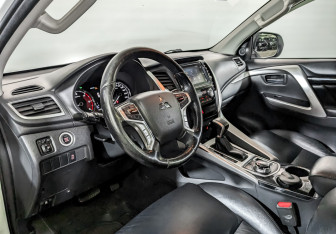 Подержанный автомобиль Mitsubishi Pajero Sport 2018 года (16 фото)