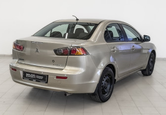 Подержанный автомобиль Mitsubishi Lancer Sedan 2010 года (5 фото)