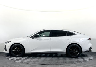 Подержанный автомобиль Changan UNI-V 2024 года (8 фото)