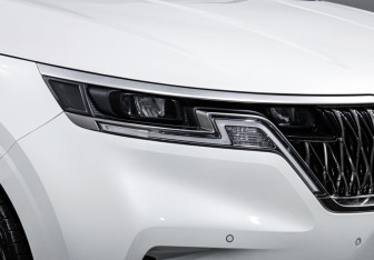 Подержанный автомобиль Kia Carnival 2023 года (16 фото)