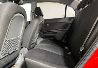 Подержанный автомобиль Kia Rio Sedan 2010 года (10 фото)