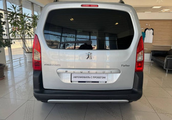 Подержанный автомобиль Peugeot Partner 2011 года (7 фото)