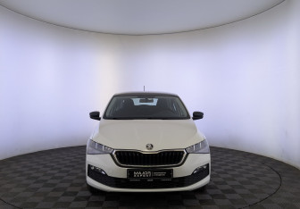 Подержанный автомобиль Skoda Rapid Liftback 2020 года (2 фото)