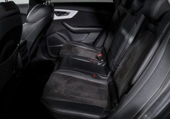Подержанный автомобиль Audi Q8 2021 года (10 фото)