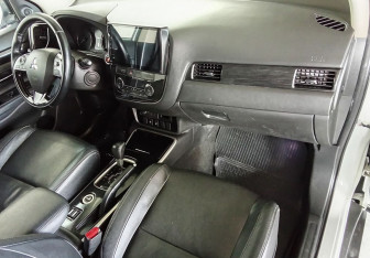 Подержанный автомобиль Mitsubishi Outlander 2017 года (11 фото)