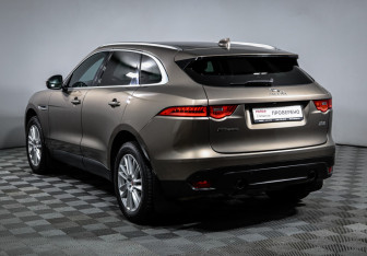 Подержанный автомобиль Jaguar F-Pace 2016 года (8 фото)