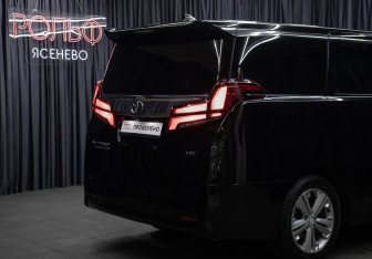 Подержанный автомобиль Toyota Alphard 2019 года (28 фото)