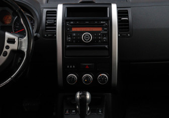 Подержанный автомобиль Nissan X-Trail 2010 года (11 фото)