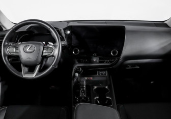 Подержанный автомобиль Lexus NX 2021 года (12 фото)