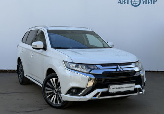 Подержанный автомобиль Mitsubishi Outlander 2022 года (3 фото)