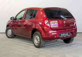 Подержанный автомобиль Renault Sandero 2013 года (7 фото)
