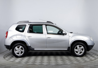 Подержанный автомобиль Dacia Duster 2010 года (4 фото)